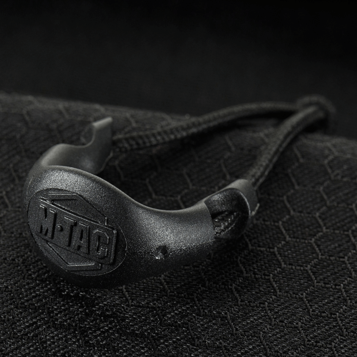 Detalje af M-Tac Konvert Taske Elite i slidstærkt Cordura materiale med magnetisk lukning.