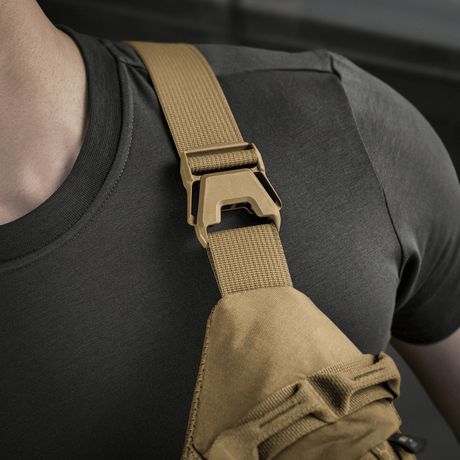 Taktisk bärväska med spänne på man i mörk t-shirt, visar detaljer av Woojin-spännen - M‑Tac Bältesväska Elite Hex.