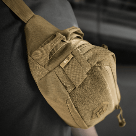 M‑Tac Bältesväska Elite Hex i bruk, visar stilrent design och funktionella fack i Cordura-tyg med YKK-dragkedjor.