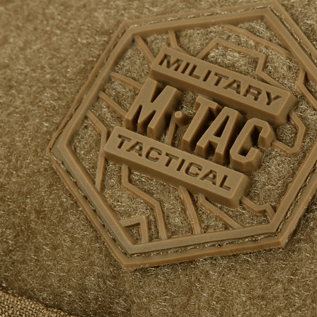 Närbild av M-Tac Bältesväska Elite Hex med brunt taktiskt märke på strukturerat material.