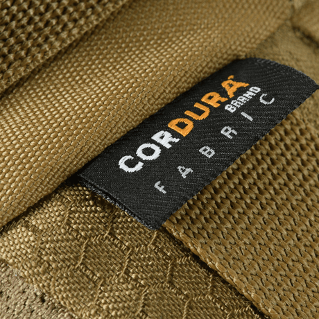 Närbild av Cordura-lappen på M‑Tac Bältesväska Elite Hex i slitstarkt Cordura 500D-tyg i brunt.