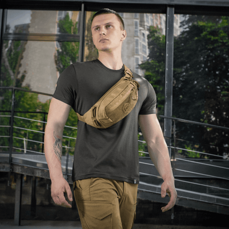Man med M‑Tac Bältesväska Elite Hex i Cordura, perfekt för vardag eller taktisk utrustning. Elegans möter funktion.