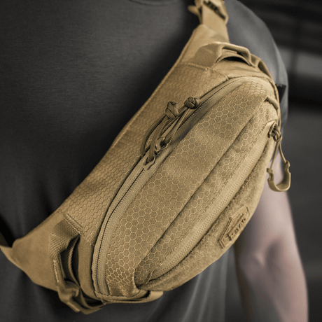 M‑Tac Bältesväska Elite Hex i Cordura 500D med stilrent design, idealisk för vardag, på person i svart t-shirt.