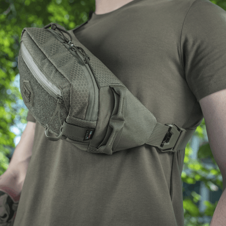 M-Tac Bältesväska Elite Hex på modell, kompakt och stilren väska i Cordura-material, perfekt för vardag eller taktisk användning.