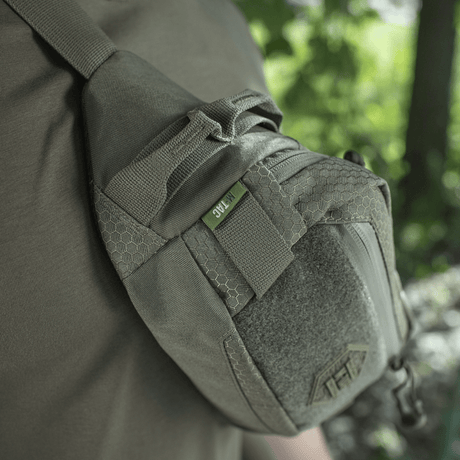 M‑Tac Bältesväska Elite Hex i Cordura 500D, sedd på person. Kompakt väska för vardag, med vattentät dragkedja och velcro-panel.
