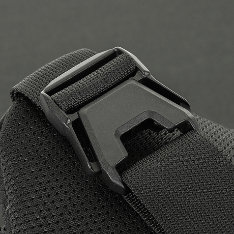 Detalj av Woojin-spänne på M‑Tac bältesväska Elite Hex med robust rem och Cordura-material. Perfekt för vardagligt bruk och taktisk utrustning.