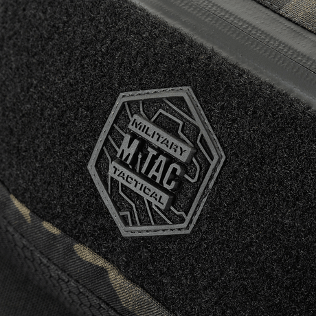M‑Tac bältesväska Elite Hex med Hex-logotyp och taktisk design, närbild av svart Cordura-tyg och vattentät dragkedja.