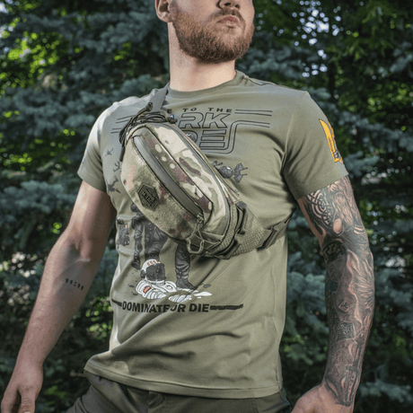 M‑Tac bältesväska Elite Hex på en man i skogen, stilren och funktionell tack vare Cordura-material och taktiska fack.