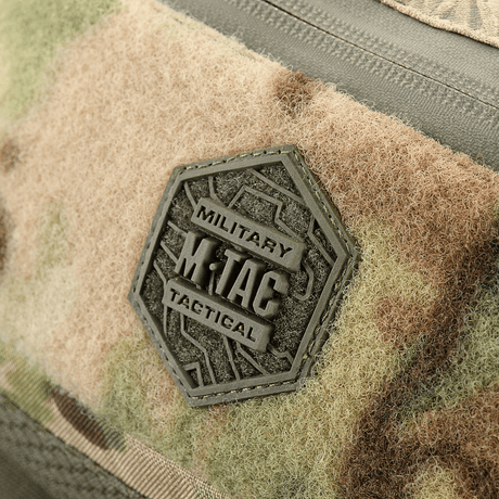 Märke på M‑Tac bältesväska Elite Hex med militärinspirerad design och Hex-logotyp. Robust Cordura-material med militär estetik.