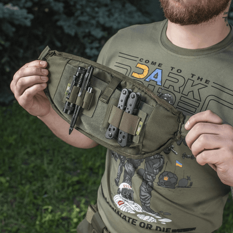 M‑Tac bältesväska Elite Hex i bruk, kompakt design med taktisk utrustning, material Cordura 500D och 1000D, YKK-dragkedjor och Woojin-spännen.