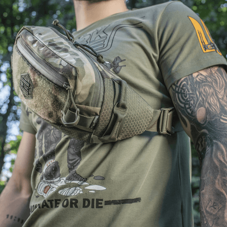 M‑Tac bältesväska Elite Hex på man i camouflagedesign, idealisk för taktisk utrustning och vardagligt bruk, tillverkad av Cordura-material.