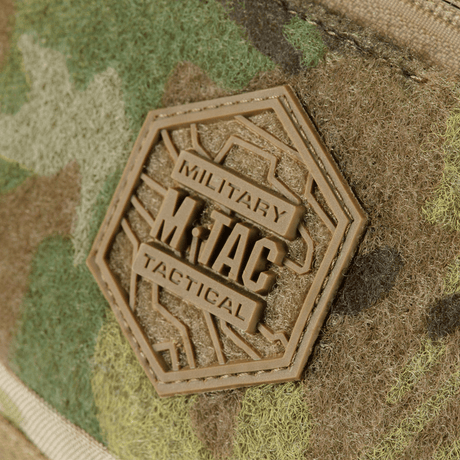 M‑Tac bältesväska Elite Hex-logotyp på camouflagedesign av Cordura-material, närbild av taktil badge på väskan.
