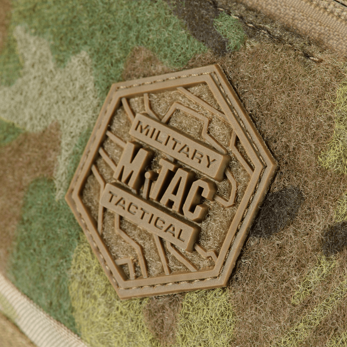 M‑Tac Bæltetaske Elite Hex logo på en camouflagedesign af Cordura materiale, tæt visning af taktil badge på tasken.