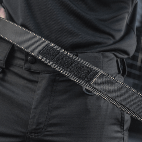 M-Tac Taktisk Bælte med Cobra-spænde i brug, fremstillet af slidstærkt nylonwebbing, perfekt til militær og skytter.