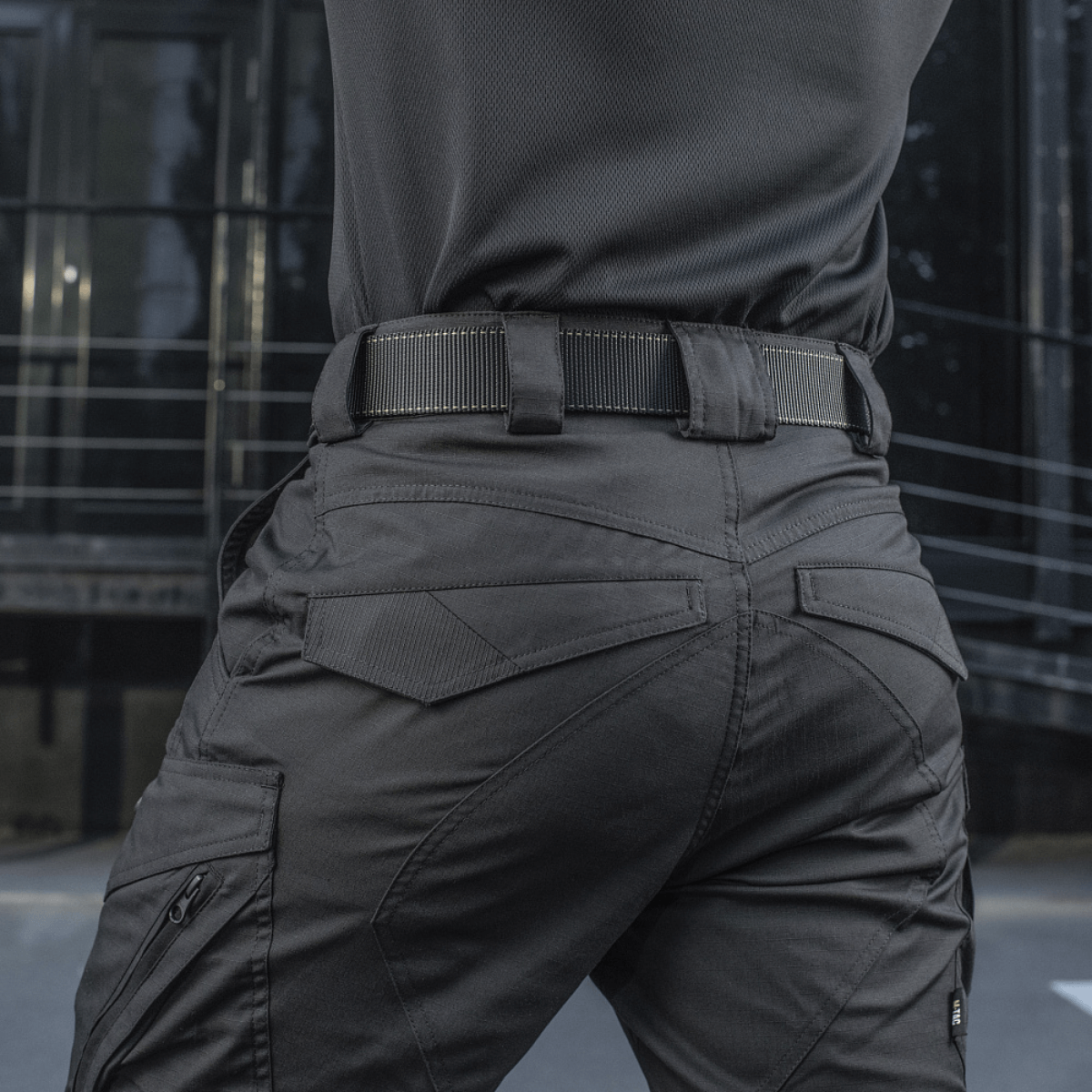 M-Tac Taktisk Bælte med Cobra-spænde i sort nylon, bæres af en person iført taktiske bukser, ideel til militære og aktive brugere.