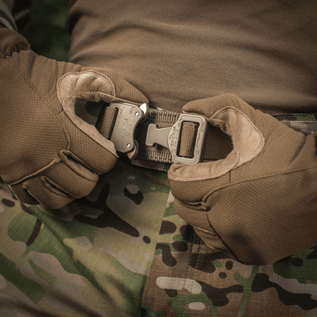 M-Tac Taktisk Bælte med Cobra-spænde lavet af slidstærkt nylon, brugt af en person i militæruniform