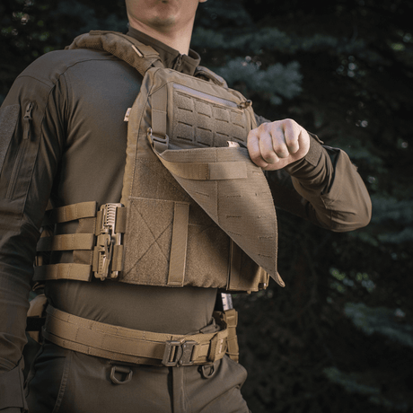 M-Tac frontpanel till Plate Carrier Cuirass QRS XL i Cordura 500D med NIJ-certifiering, visad i galleri position 1, detaljerad stängning.