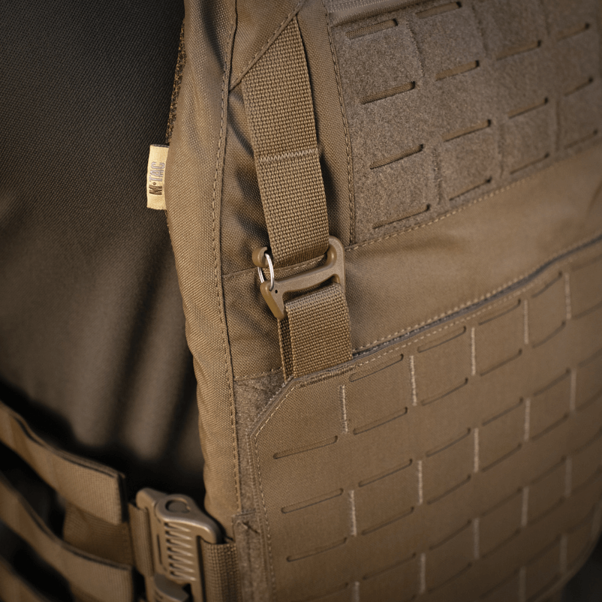 M-Tac Frontpanel til Plate Carrier Cuirass QRS XL i Cordura 500D med MOLLE-system og Woojin-kroge til ekstra udstyr. Slidstærkt materiale.