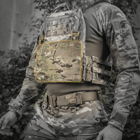M-Tac frontpanel till Plate Carrier Cuirass QRS XL i slitstarkt Cordura 500D med NIJ-certifiering, visad i galleri 1 på kamouflerad militäruniform