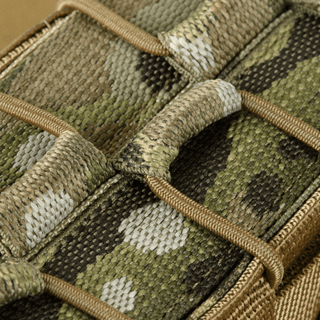 Närbild av M-Tac dubbel magasinficka för AK Gen.3 med kamouflagemönster och MOLLE-kompatibilitet, i slitstarkt Cordura 1000D