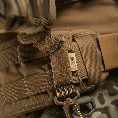 M-Tac Karabinhage Tilbehør fastgjort til MOLLE-system med justerbar Velcro-rem, ideel til taktisk udstyr. Kompakt og let i vægt.
