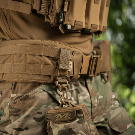 M-Tac Karabinhage Tilbehør fastgjort til taktisk veste med MOLLE-system