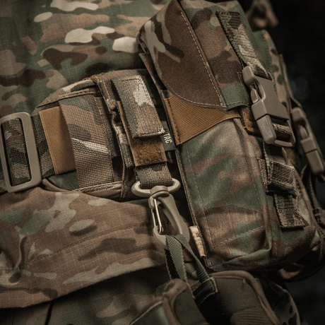 M-Tac Karabinhage Tilbehør fastgjort til militær rygsæk med MOLLE-system