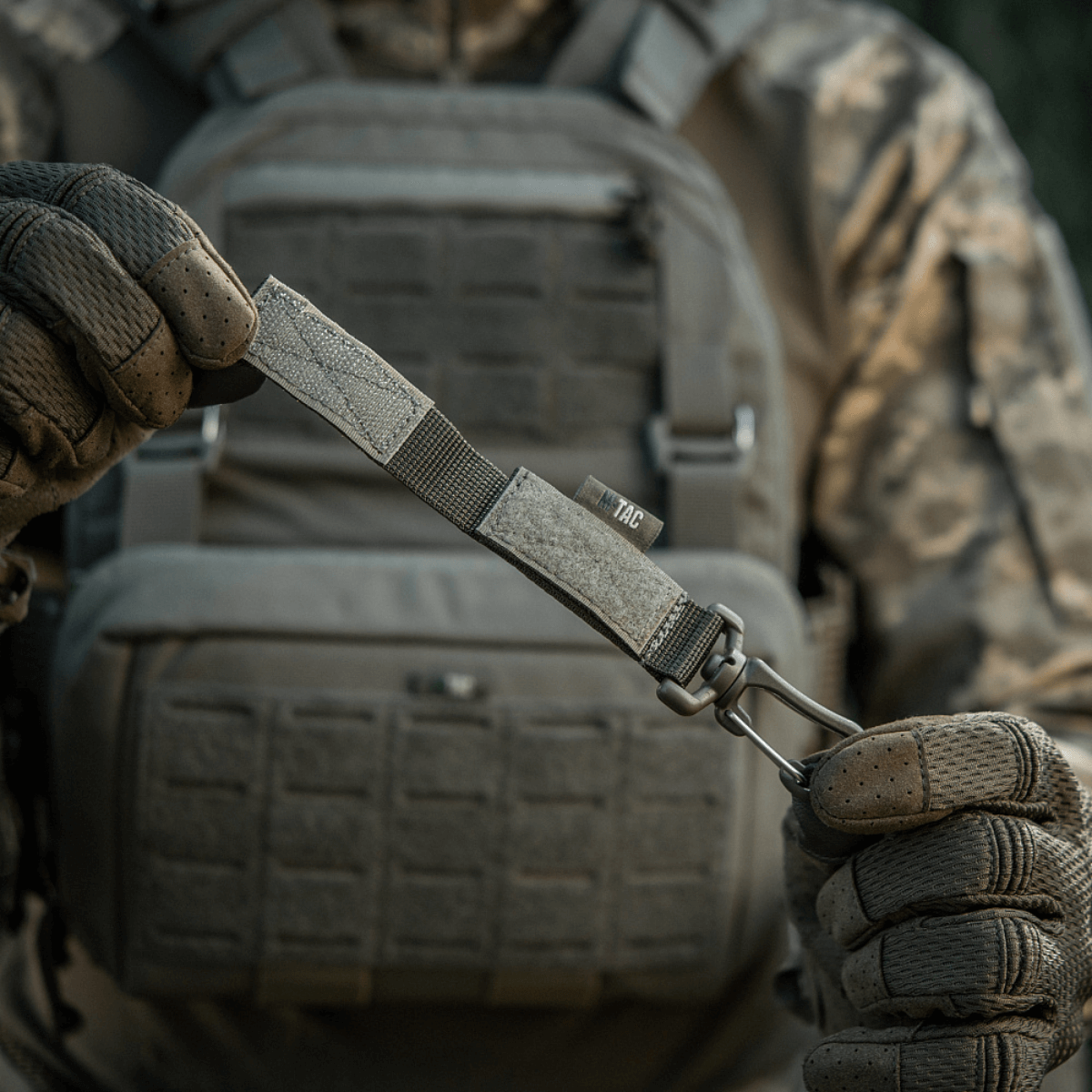 M-Tac Karabinhage Tilbehør fastgjort til taktisk MOLLE-system med justerbar Velcro-rem.