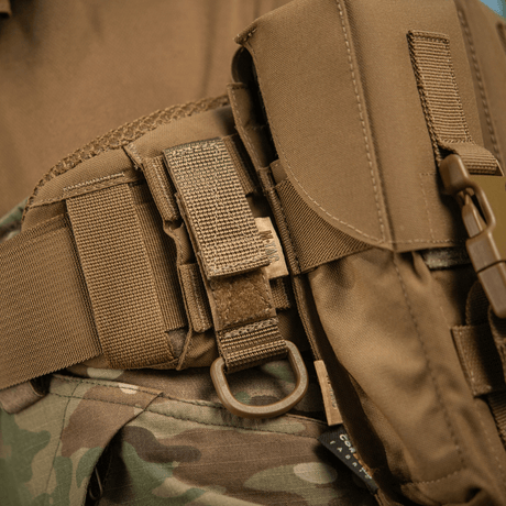 M-Tac fäste med D-ring för MOLLE-system på militär utrustning.
