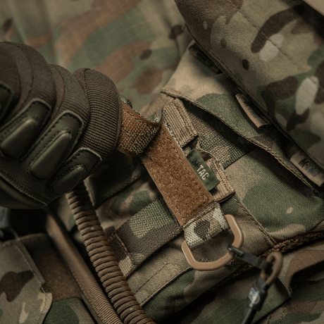 M-Tac fäste med D-ring för MOLLE-utrustning, taktisk montering med justerbar Velcro-låsning, kompakt och lätt för optimal användning.