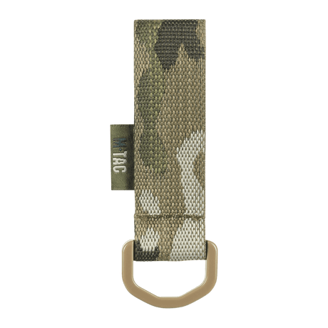 M-Tac fäste med D-ring i kamouflagedesign, för MOLLE-montering på ryggsäckar och taktisk utrustning, med Velcro-låsning.