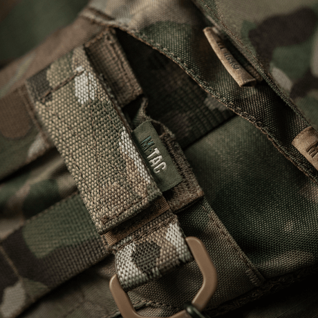 M-Tac fäste med D-ring i kamouflagedesign för MOLLE-system.