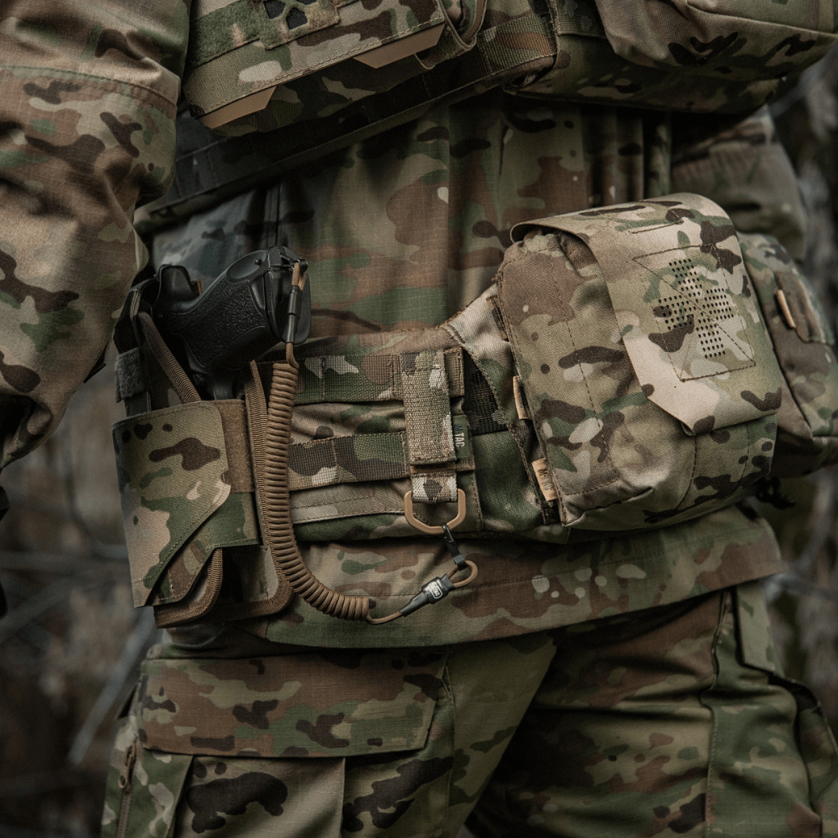 M-Tac Fastgørelse med D-ring monteret på camouflageudstyr med MOLLE-system