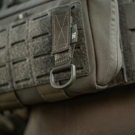 M-Tac fäste med D-ring på taktikutrustning med MOLLE-system, kompakt och justerbar med Velcro.