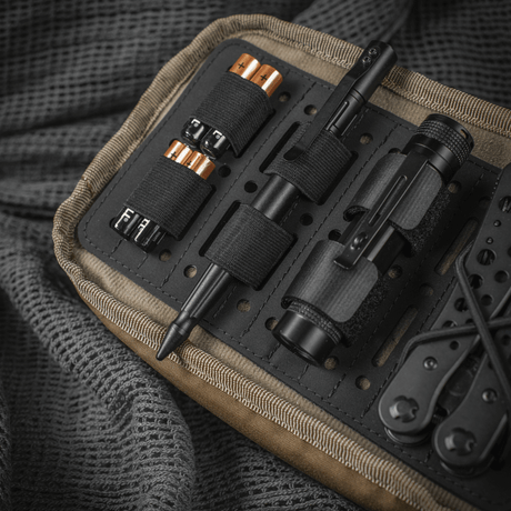 M-Tac Modulinsats Molle 11x19, Laser Cut i bruk för organisering av utrustning i en ryggsäck, med laserskurna fack för EDC-utrustning.