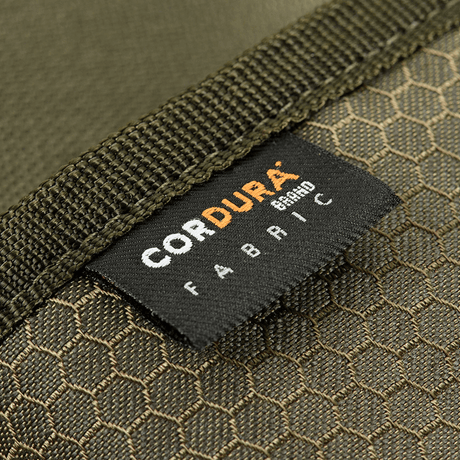 Närbild av M‑Tac Pung Elite Gen.II Hex med Cordura Hex 1000D-tygmärke som visar slitstarkt och robust material.