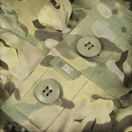M-Tac Alder Camouflage Suit i slidstærkt ripstop materiale med kamuflage, designet til ujævnt terræn, vist i galleri position 1 tæt på knapper.