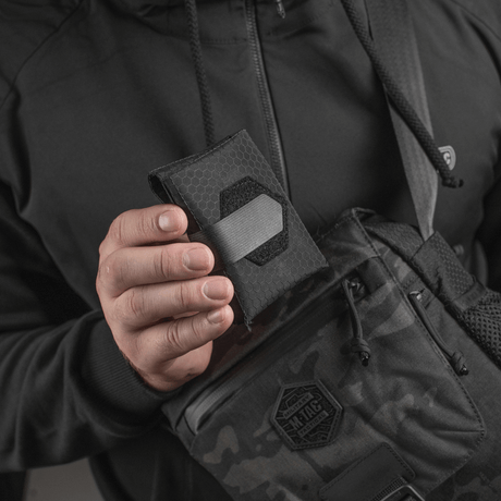 M-Tac City Med Pouch Hex i kompakt design med hexagonmönstrat ripstopmaterial, bärbar första hjälpen-påse, visad i galleri 1