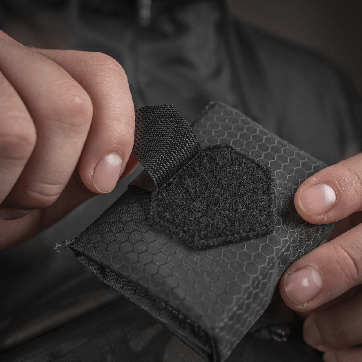 M-Tac City Med Pouch Hex i slidstærkt hex polyester, med Velcro-lukning, kompakt førstehjælpskit. Logo og medicinsk kors synligt på forsiden.