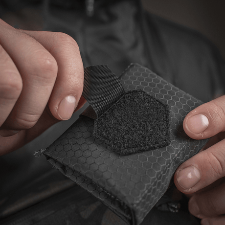 M-Tac City Med Pouch Hex i slimmat utförande med hexagonmönstrat ripstopmaterial, kompakt bärbart första hjälpen-kit, galleri position 1.