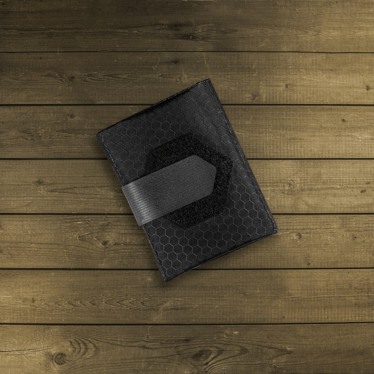 M-Tac City Med Pouch Hex i slidstærk Hex Polyester med Velcro-lukning, set på træbaggrund.