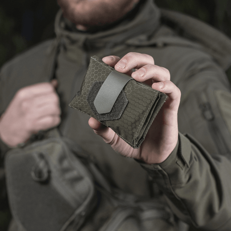 M-Tac City Med Pouch Hex i slitstarkt hexagonmönstrat ripstopmaterial, kompakt första hjälpen-kit, visad i galleri position 1.