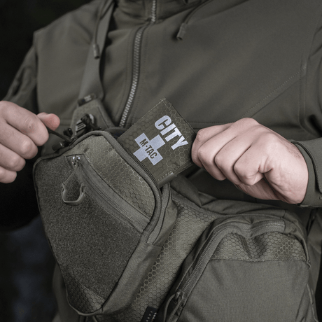 M-Tac City Med Pouch Hex i slitstarkt ripstopmaterial med hexagonmönster, kompakt bärbart första hjälpen-kit, galleri position 1.