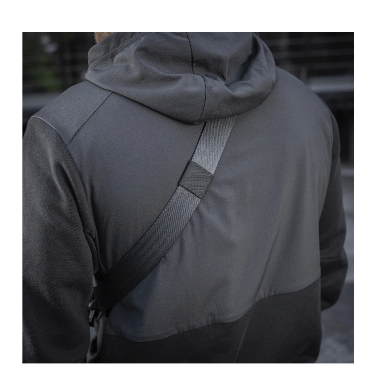 Person med M-Tac Cross Taske Slim Elite Hex iført en sort jakke