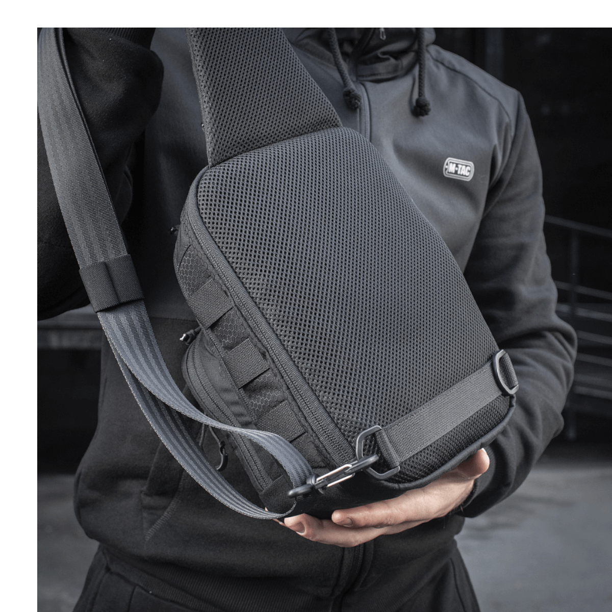 M-Tac Cross Taske Slim Elite Hex i slidstærk Cordura og stilfuldt design med YKK lynlåse, fremvist af model. Perfekt som enkeltskuldertaske.