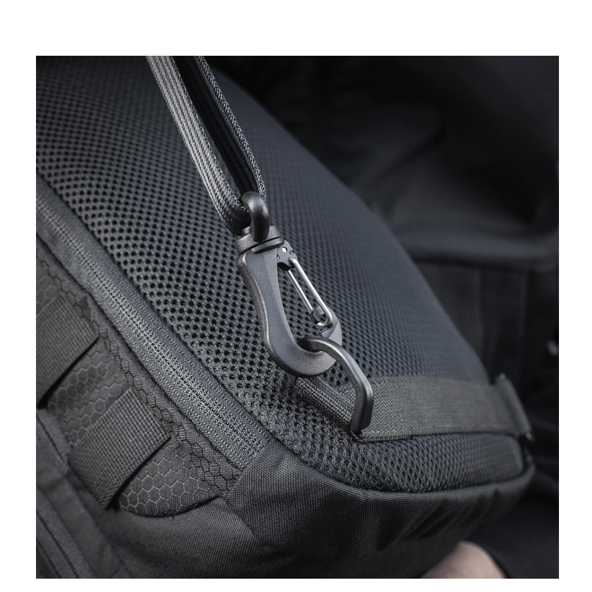 Nærbillede af M-Tac Cross Taske Slim Elite Hex med solid YKK lynlås og Woojin spænde, fremstillet af holdbart Cordura materiale.