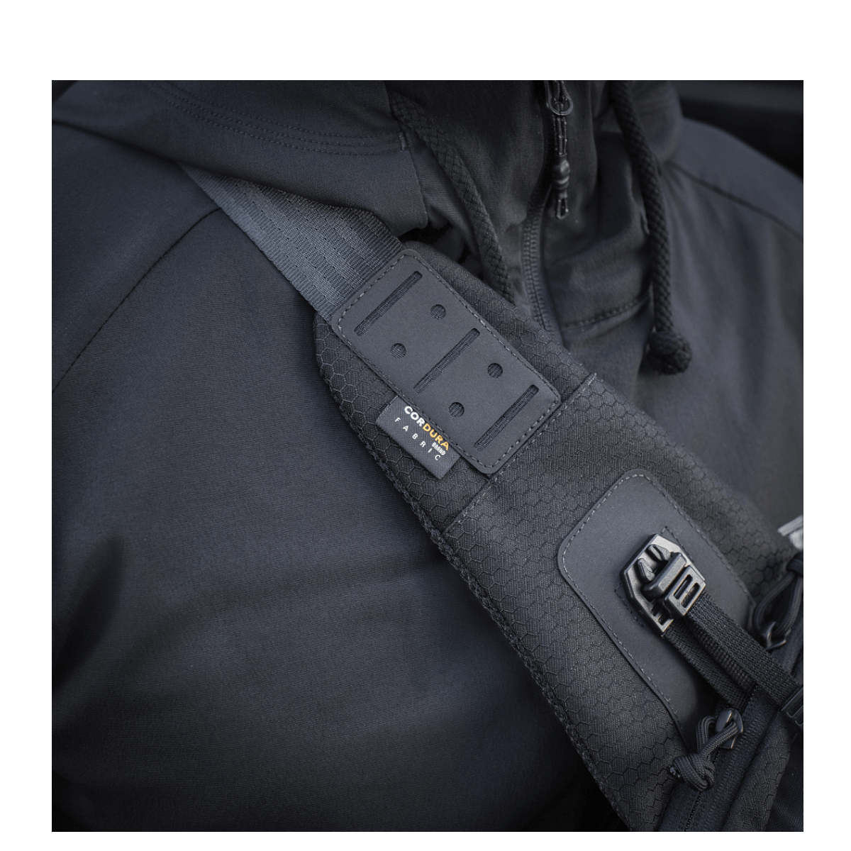 M-Tac Cross Taske Slim Elite Hex, stilfuld og holdbar skuldertaske, lavet af Cordura med premium lynlåse fra YKK. Komfort og funktionalitet.