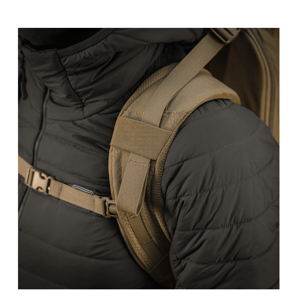 M-Tac Rygsæk Large Elite Hex Gen. IV bæres af en person iført sort jakke, viser ergonomiske skulderstropper i nærbillede.