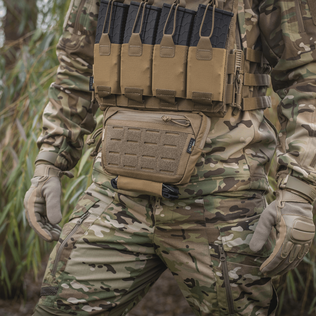 M-Tac Lomme til Tilbehør Lower Large Elite bæret af soldat i camouflage, holdbar Cordura 500D, praktisk til udendørs brug