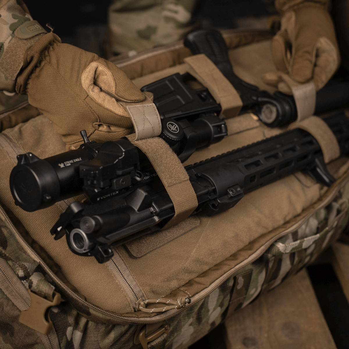 M‑Tac Indlæg til Rygsæk (3 stk) sikrer våben med velcro-fastgørelse i en stor rygsæk, designet til AR‑15 og AK karbiner med foldbart kolbekit.